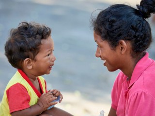 Các thành viên gia đình người tị nạn Venezuela ở Amazon nói chuyện vào ngày 2 tháng 4 năm 2019, sau khi nhận được thực phẩm và các hỗ trợ khẩn cấp khác từ các Nữ tu Truyền giáo Consolata ở Boa Vista, Brazil Ảnh: Paul Jeffrey / CNS)