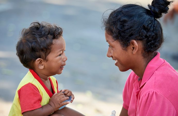 Các thành viên gia đình người tị nạn Venezuela ở Amazon nói chuyện vào ngày 2 tháng 4 năm 2019, sau khi nhận được thực phẩm và các hỗ trợ khẩn cấp khác từ các Nữ tu Truyền giáo Consolata ở Boa Vista, Brazil Ảnh: Paul Jeffrey / CNS)