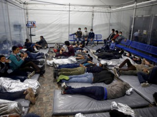 Những người di cư trẻ tuổi nằm trong một cái hầm vào ngày 30 tháng 3 năm 2021 tại cơ sở giam giữ ở Donna, Texas, được thành lập vào tháng Hai bởi Cơ quan Hải quan và Bảo vệ Biên giới Hoa Kỳ, một cơ quan thuộc Bộ An ninh Nội địa (Ảnh: CNS photo / Dario Lopez-Mills, Reuters)