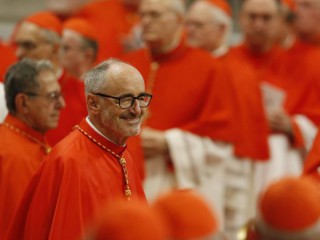 Đức Hồng y Michael Czerny người Canada đến tham dự Mật nghị Hồng y cầu nguyện do Giáo hoàng Phanxicô lãnh đạo tại Vương cung thánh đường Thánh Peter tại Vatican vào ngày 5 tháng 10 năm 2019, ảnh tập tin. Czerny, viết trên tờ L’Osservatore Romano của Vatican, cho biết sau "hơn 400 ngày" của Mùa Chay, người Công giáo cần có những cách để tổ chức Lễ Phục sinh "tương xứng". Tài liệu tham khảo của ông là về đại dịch COVID-19. (Nguồn: Paul Haring / CNS.)