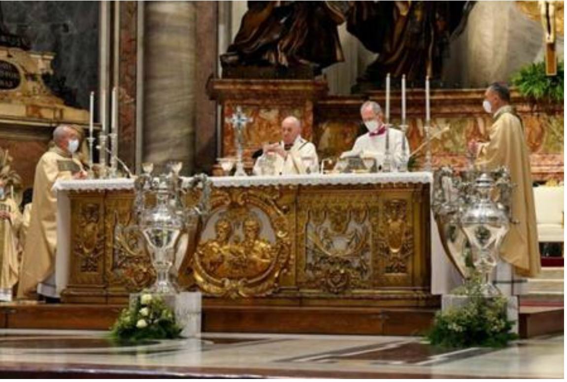 Đức Thánh Cha Phanxicô dâng Thánh lễ Chrism tại Vương cung thánh đường Thánh Peter vào ngày 1 tháng 4 năm 2021. (ảnh: Vatican Media / CNA)