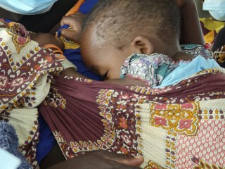 Một phụ nữ và trẻ em, một phần của một nhóm nhỏ người chạy trốn khỏi cuộc giao tranh giữa quân nổi dậy và lực lượng chính phủ trong và xung quanh thị trấn Palma, miền bắc Mozambique, được sơ tán bằng máy bay đến thủ phủ tỉnh Cabo Delgado của Pemba, Mozambique, Thứ Năm ngày 1 tháng 4 năm 2021. Họ Theo các cơ quan cứu trợ quốc tế, chỉ là một vài trong số hàng nghìn cư dân đã chạy đến Tanzania gần đó và về phía nam đến thủ phủ của tỉnh Pemba. (Tín dụng: Dave LePoidevin / MAF qua AP)