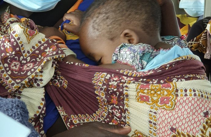 Một phụ nữ và trẻ em, một phần của một nhóm nhỏ người chạy trốn khỏi cuộc giao tranh giữa quân nổi dậy và lực lượng chính phủ trong và xung quanh thị trấn Palma, miền bắc Mozambique, được sơ tán bằng máy bay đến thủ phủ tỉnh Cabo Delgado của Pemba, Mozambique, Thứ Năm ngày 1 tháng 4 năm 2021. Họ Theo các cơ quan cứu trợ quốc tế, chỉ là một vài trong số hàng nghìn cư dân đã chạy đến Tanzania gần đó và về phía nam đến thủ phủ của tỉnh Pemba. (Tín dụng: Dave LePoidevin / MAF qua AP)