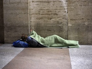 Trong bức ảnh được chụp vào thứ Năm, ngày 16 tháng 11 năm 2017, một người đàn ông vô gia cư chuẩn bị qua đêm dưới lối đi có mái che của một tòa nhà gần Vatican, ở Rome (Ảnh: Andrew Medichini / AP)