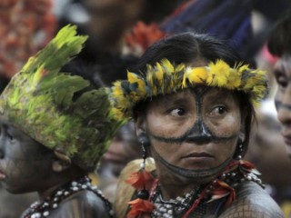 Trong ảnh hồ sơ ngày 4 tháng 6 năm 2013 này, Người bản xứ Munduruku tham dự một cuộc họp với chính phủ tại dinh tổng thống Planalto ở Brasilia, Brazil (Ảnh: Eraldo Peres / AP)