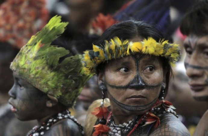 Trong ảnh hồ sơ ngày 4 tháng 6 năm 2013 này, Người bản xứ Munduruku tham dự một cuộc họp với chính phủ tại dinh tổng thống Planalto ở Brasilia, Brazil (Ảnh: Eraldo Peres / AP)