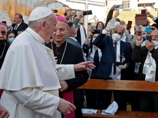 Giáo hoàng Francis đến Nhà thờ Thánh Joseph ở Baghdad vào ngày thứ hai của chuyến thăm đầu tiên của Giáo hoàng tới Iraq vào ngày 6 tháng 3 (Ảnh: AFP)