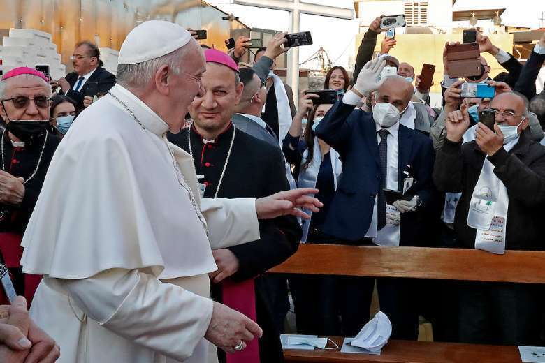 Giáo hoàng Francis đến Nhà thờ Thánh Joseph ở Baghdad vào ngày thứ hai của chuyến thăm đầu tiên của Giáo hoàng tới Iraq vào ngày 6 tháng 3 (Ảnh: AFP)