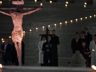 Đi Đàng Thánh Giá tại Quảng trường Thánh Phêrô, ngày 10 tháng 4 năm 2020 (NAhr: Truyền thông Vatican)