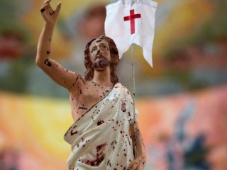 Một bức tượng của Chúa Kitô Phục sinh, máu chảy tóe ra từ một vụ đánh bom ở Sri Lanka vào năm 2019