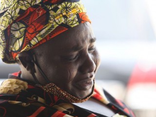 Bà Rebecca Samuel, mẹ của Sarah, một trong những nữ sinh bị Boko Haram bắt cóc, khóc trong lễ kỷ niệm 7 năm nữ sinh bị bắt cóc ở Abuja, Nigeria