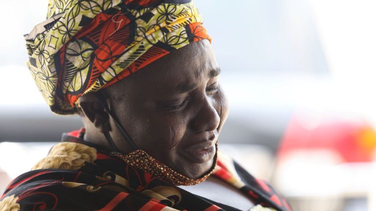 Bà Rebecca Samuel, mẹ của Sarah, một trong những nữ sinh bị Boko Haram bắt cóc, khóc trong lễ kỷ niệm 7 năm nữ sinh bị bắt cóc ở Abuja, Nigeria