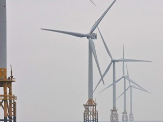 Các tháp tuabin gió tạo ra điện ngoài khơi bờ biển Hàn Quốc (Ảnh: AFP)