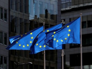 Cờ Liên minh châu Âu bên ngoài trụ sở Ủy ban châu Âu ở Brussels (Ảnh: REUTERS)