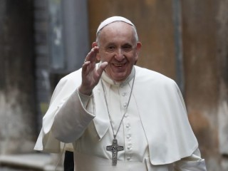 Đức Thánh Cha Phanxicô  vẫy tay chào khi ông đến cử hành thánh lễ tại Nhà thờ Santo Spirito ở Sassia ở Rome vào Chủ nhật, ngày 11 tháng 4 năm 2021. (Nguồn: Nguồn: Alessandra Tarantino / AP)