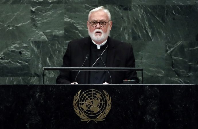Nhà ngoại giao hàng đầu của Vatican nói rằng sự suy tàn của phương Tây không phải là không thể đảo ngược Bộ trưởng Ngoại giao Tòa thánh, Đức Tổng Giám mục Paul Richard Gallagher phát biểu tại phiên họp thứ 73 của Đại hội đồng Liên Hợp Quốc, tại trụ sở Liên Hợp Quốc, Thứ Hai, ngày 1 tháng 10 năm 2018. (Ảnh: Richard Drew / AP)