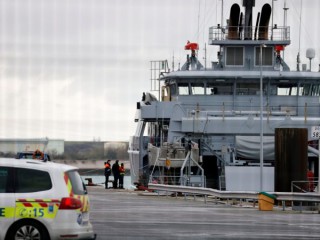 Các nhân viên cứu hộ Pháp đứng cạnh một tàu cứu hộ gần Dunkirk ngày 27 tháng 10 năm 2020, trong chiến dịch tìm kiếm sau khi một chiếc thuyền chở khoảng 20 người di cư bị lật ngoài khơi bờ biển Loon-Plage. Bốn người di cư, trong đó có hai trẻ em, đã chết sau khi chiếc thuyền bị lật ở vùng biển của Pháp khi cố gắng đến Vương quốc Anh (Ảnh: Pascal Rossignol / Reuters)