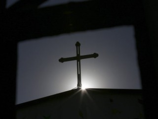 Một cây thánh giá trên đỉnh một nhà thờ Công giáo ở Thiên Tân, Trung Quốc, được nhìn thấy in bóng dưới ánh mặt trời. (Nguồn: Kim Kyung-Hoon / Reuters)