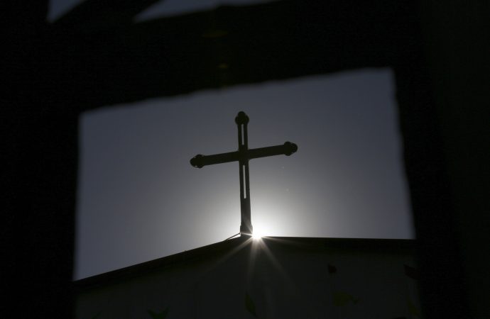 Một cây thánh giá trên đỉnh một nhà thờ Công giáo ở Thiên Tân, Trung Quốc, được nhìn thấy in bóng dưới ánh mặt trời. (Nguồn: Kim Kyung-Hoon / Reuters)