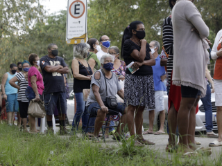 Mọi người chờ đợi bên ngoài một trạm tiêm chủng để nhận một liều vắc-xin Sinovac CoronaVac COVID-19 ở Belford Roxo, Brazil, ngày 31 tháng 3 năm 2021, trong ngày tiêm chủng cho công dân 71 tuổi trở lên. (Ảnh CNS / Ricardo Moraes, Reuters)