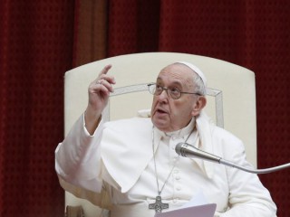 Đức Thánh Cha Phanxicô ra hiệu khi ngài dẫn dắt cử tọa chung của mình trong Sân San Damaso của Cung điện Tông Tòa tại Vatican ngày 19 tháng 5 năm 2021. (Nguồn: CNS photo / Paul Haring)