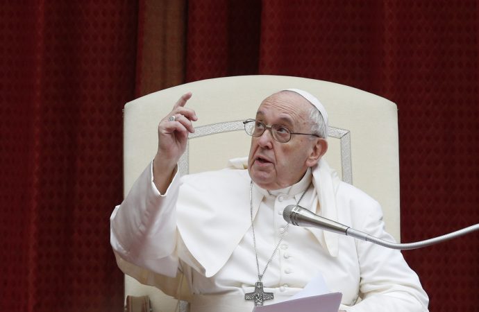 Đức Thánh Cha Phanxicô ra hiệu khi ngài dẫn dắt cử tọa chung của mình trong Sân San Damaso của Cung điện Tông Tòa tại Vatican ngày 19 tháng 5 năm 2021. (Nguồn: CNS photo / Paul Haring)