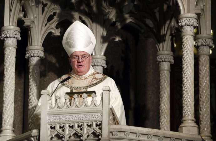 Trong ảnh hồ sơ ngày 6 tháng 1 năm 2017 này, Đức Hồng Y Joseph Tobin đã giảng bài trong thánh lễ bổ nhiệm ngài làm tổng giám mục mới của Newark, ở Newark, N.J. (Ảnh: Julio Cortez / AP)