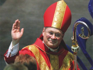 đức Giám mục David J. Malloy Địa phận Rockford ban phước lành đầu tiên cho mọi người trong Lễ Truyền chức và Cài đặt Giám mục của ông với tư cách là giám mục thứ chín của Rockford Thứ Hai tại Trung tâm Ngân hàng BMO Harris ở Rockford. (Đăng ký Rockford)