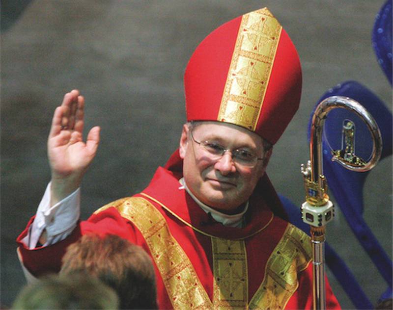 đức Giám mục David J. Malloy Địa phận Rockford ban phước lành đầu tiên cho mọi người trong Lễ Truyền chức và Cài đặt Giám mục của ông với tư cách là giám mục thứ chín của Rockford Thứ Hai tại Trung tâm Ngân hàng BMO Harris ở Rockford. (Đăng ký Rockford)