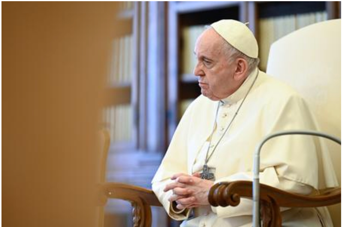 Đức Thánh Cha Phanxicô tổ chức buổi Tiếp kiến Chung hàng tuần của mình trong Thư viện của Cung điện Tông Tòa của Vatican vào ngày 5 tháng 5 năm 2021. (ảnh: Mazur / catholicnews.org.uk. / Vatican Media)