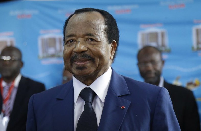 Trong ảnh hồ sơ Chủ nhật ngày 7 tháng 10 năm 2018 này, Tổng thống đương nhiệm của Cameroon Paul Biya đang đợi để bỏ phiếu trong cuộc bầu cử Tổng thống ở Yaounde, Cameroon. (Nguồn: Sunday Alamba / AP)