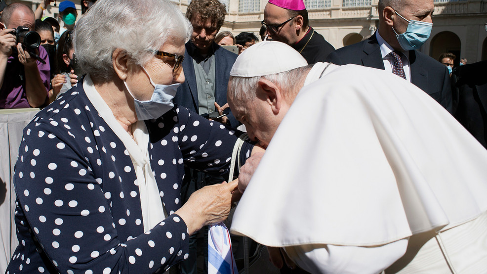 Giáo hoàng Francis nghiêng người và hôn lên cánh tay của người sống sót sau thảm họa Holocaust Lidia Maksymowicz, một công dân Ba Lan đã bị trục xuất đến Auschwitz từ quê hương Belarus, trong buổi tiếp kiến chung hàng tuần của ông tại Vatican, Thứ Tư, ngày 26 tháng 5 năm 2021(Ảnh: Truyền thông Vatican qua AP )