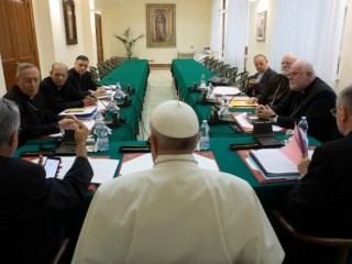 Ảnh lưu trữ từ năm 2019 của Giáo hoàng Francis với Hội đồng Hồng y (© Vatican Media)