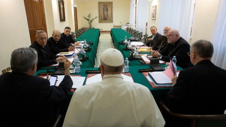 Ảnh lưu trữ từ năm 2019 của Giáo hoàng Francis với Hội đồng Hồng y (© Vatican Media)