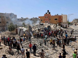 Một tòa nhà bị đánh sập bởi cuộc không kích của Israel ở Rafah, miền nam Gaza, vào ngày 20 tháng 5 năm 2021 (AFP)