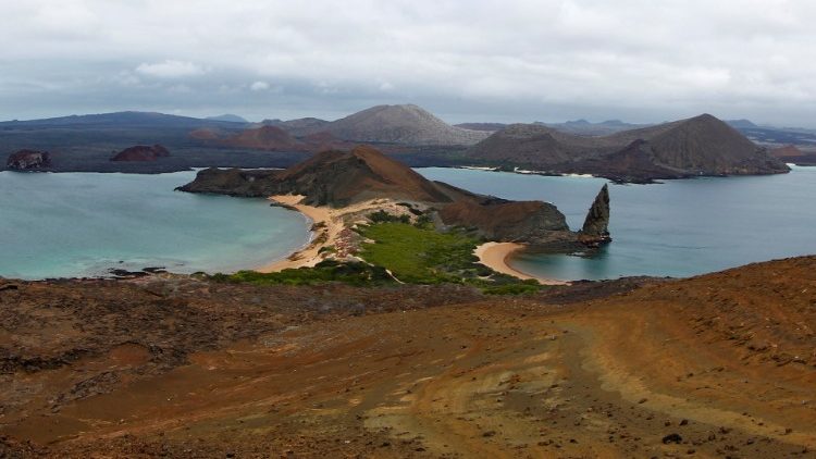 Quang cảnh từ đỉnh Đảo Bartolome ở Galapagos
