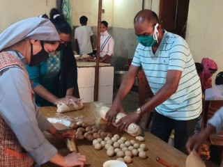 Một cộng đoàn Công giáo ở Hazaribag, Ấn Độ, chuẩn bị bữa ăn cho những người nghèo bị ảnh hưởng bởi đại dịch