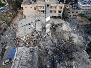 Nhìn từ trên không cho thấy sự phá hủy của sáu tầng ở thành phố Gaza (Ảnh: AFP)