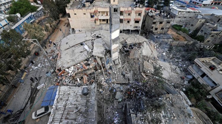 Nhìn từ trên không cho thấy sự phá hủy của sáu tầng ở thành phố Gaza (Ảnh: AFP)
