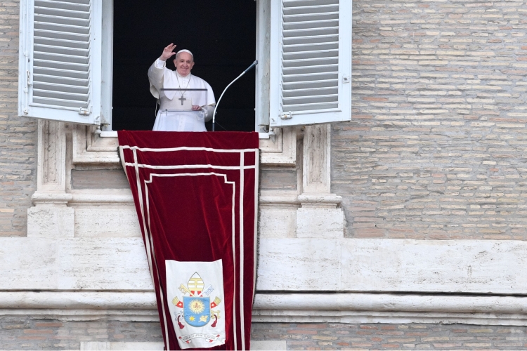 Giáo hoàng Francis vẫy tay từ cửa sổ của cung điện tông tòa nhìn ra Quảng trường St. Peters, trong buổi cầu nguyện hàng tuần của Angelus, sau đó là lễ đọc kinh Regina Coeli vào ngày 16 tháng 5 năm 2021 tại Vatican. (Ảnh: AFP)