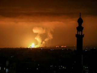Lửa và Ngọn lửa trên bầu trời đêm của Rafah, Nam Dải Gaza, Trong vụ ném bom của Israel vào ngày 10 tháng 5 năm 2021 ảnh Abed Rahim Khatib)