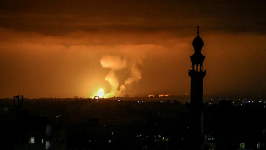 Lửa và Ngọn lửa trên bầu trời đêm của Rafah, Nam Dải Gaza, Trong vụ ném bom của Israel vào ngày 10 tháng 5 năm 2021 ảnh Abed Rahim Khatib)