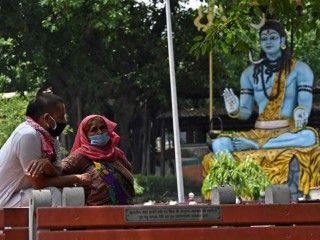 Người thân chờ đợi để thu thập tro cốt của một nạn nhân Covid-19 tại một lò hỏa táng ở New Delhi vào ngày 15 tháng 5 (Ảnh: AFP)