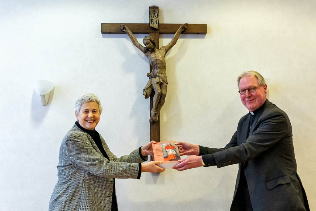 Tiến sĩ Vefie Poels và Bishop De Korte, Giám mục Địa phận Hertogenbosch)