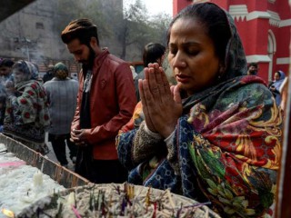 Người Công giáo cầu nguyện trong một buổi lễ năm mới đặc biệt tại Nhà thờ Thánh Anthony ở Lahore vào ngày 1 tháng 1 năm 2020. (Ảnh: AFP)