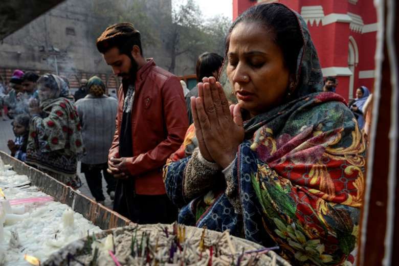 Người Công giáo cầu nguyện trong một buổi lễ năm mới đặc biệt tại Nhà thờ Thánh Anthony ở Lahore vào ngày 1 tháng 1 năm 2020. (Ảnh: AFP)