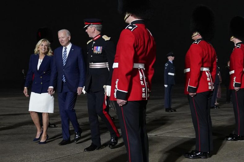 Tổng thống Joe Biden và phu nhân Jill Biden được Đại tá Edward Bolitho, Trung úy Lord of Cornwall hộ tống, sau khi bước xuống Lực lượng Không lực Một tại Sân bay Cornwall Newquay, Thứ Tư, ngày 9 tháng 6 năm 2021, ở Newquay, Anh. Bidens đang trên đường đến hội nghị thượng đỉnh G-7 ở Vịnh Carbis, Anh. (Nguồn: Patrick Semansky / AP.)