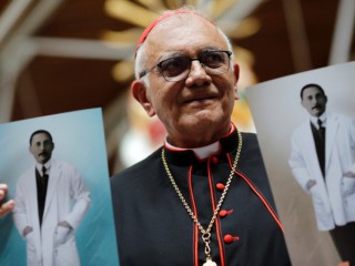 Hồng y Baltazar Porras Cardozo người Venezuela cầm các bức ảnh của Jose Gregorio Hernandez, một bác sĩ người Venezuela sinh năm 1864, sau một thánh lễ ở Caracas, Venezuela ngày 19 tháng 6 năm 2020. (Nguồn: Manaure Quintero / Reuters qua CNS)