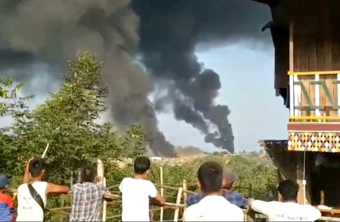 Mọi người nhìn những cột khói đen dày đặc ở Hkamti, Myanmar, ngày 22 tháng 5 năm 2021, trong bức ảnh thu được từ mạng xã hội này. Hồng y Charles Bo của Yangon kêu gọi chấm dứt bạo lực sau một vụ tấn công bằng súng cối chết người hôm 23/5 cướp đi sinh mạng của 4 người đang trú ẩn bên trong một nhà thờ ở một thị trấn ở miền đông Myanmar (Ảnh: CNS)