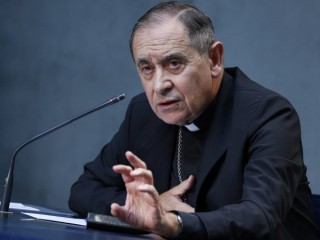 Giám mục Juan Ignacio Arrieta, Tổng Thư ký của Hội đồng Tòa Thánh về các Văn bản Luật, tham dự một cuộc họp báo để thảo luận về các sửa đổi đối với Bộ Giáo luật, tại Vatican ngày 1 tháng 6 năm 2021. Đức Giáo hoàng Phanxicô đã ban hành một phần sửa đổi của Bộ Giáo luật. với tội ác và hình phạt (Ảnh: Paul Haring / CNS)